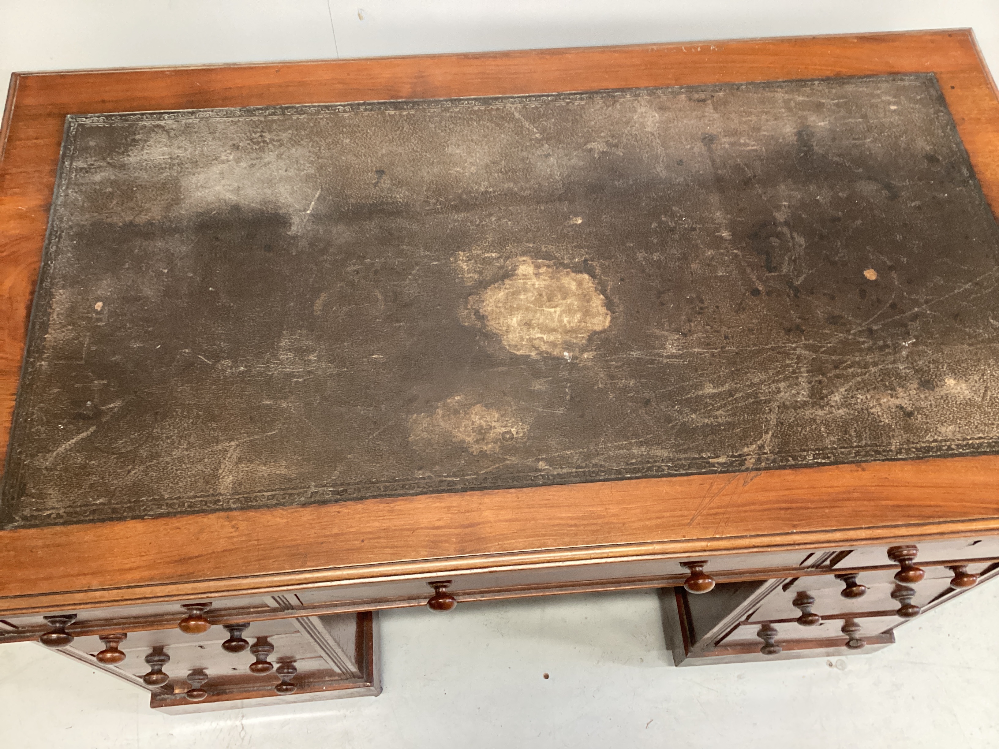 A small Victorian mahogany pedestal desk, width 107cm, depth 58cm, height 72cm